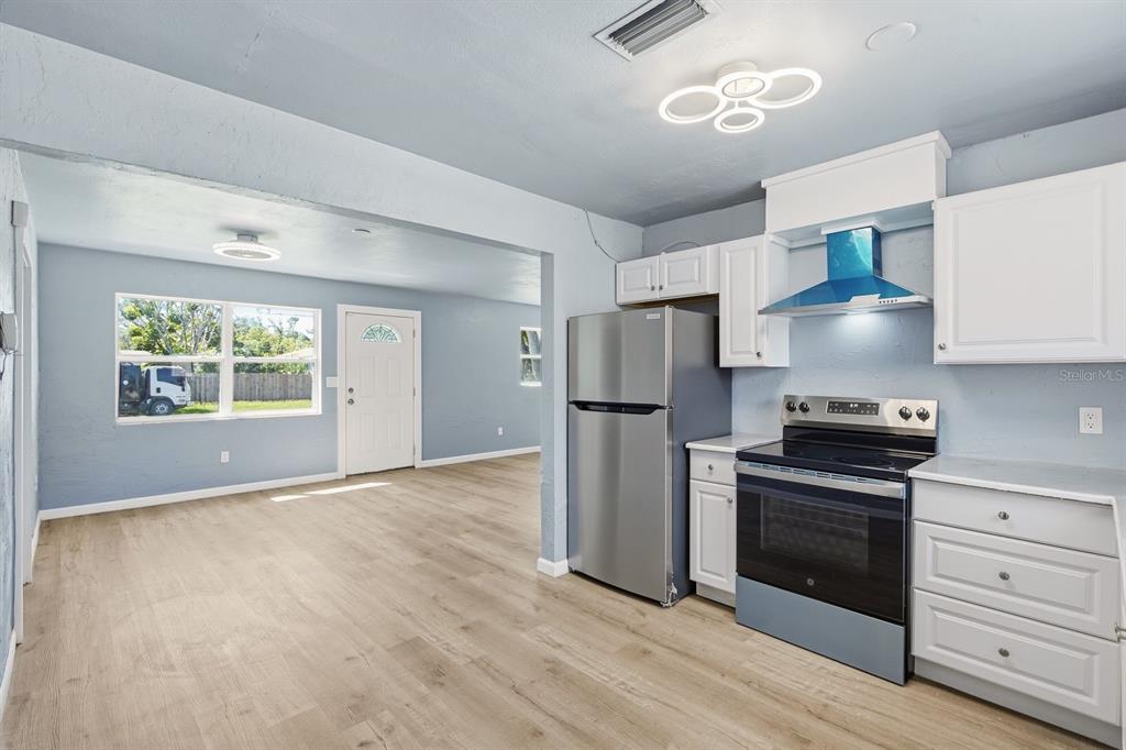 8143 OVERLOOK PLACE NE, ST PETERSBURG, FL — photo 5 of 22