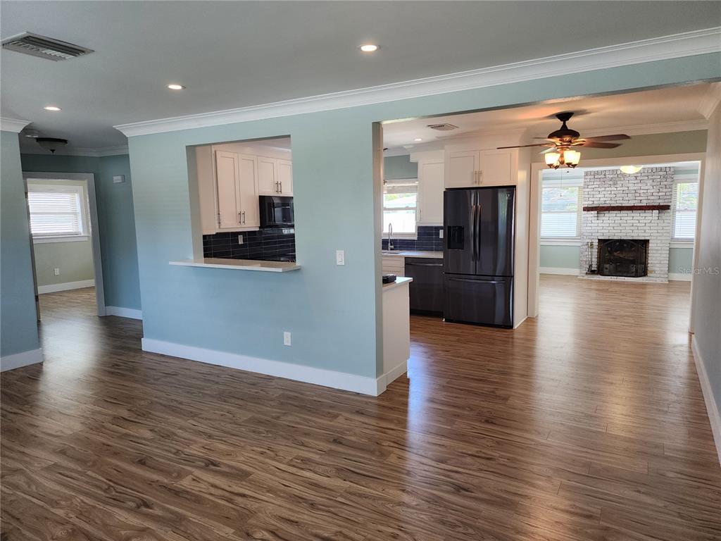 2347 EASTWOOD DRIVE, CLEARWATER, FL — photo 2 of 16