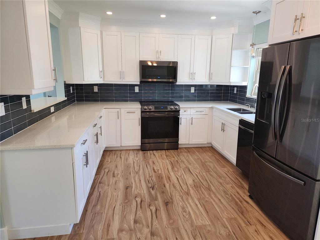 2347 EASTWOOD DRIVE, CLEARWATER, FL — photo 3 of 16