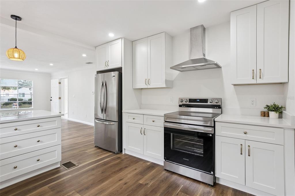 4050 IRIS STREET N, ST PETERSBURG, FL — photo 3 of 30
