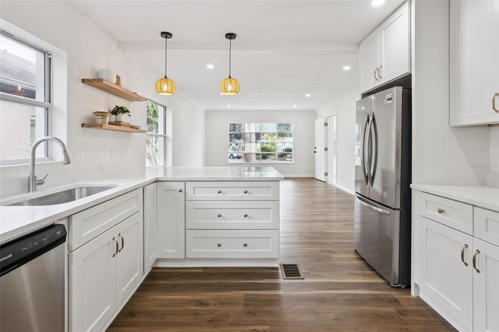 4050 IRIS STREET N, ST PETERSBURG, FL — photo 4 of 30