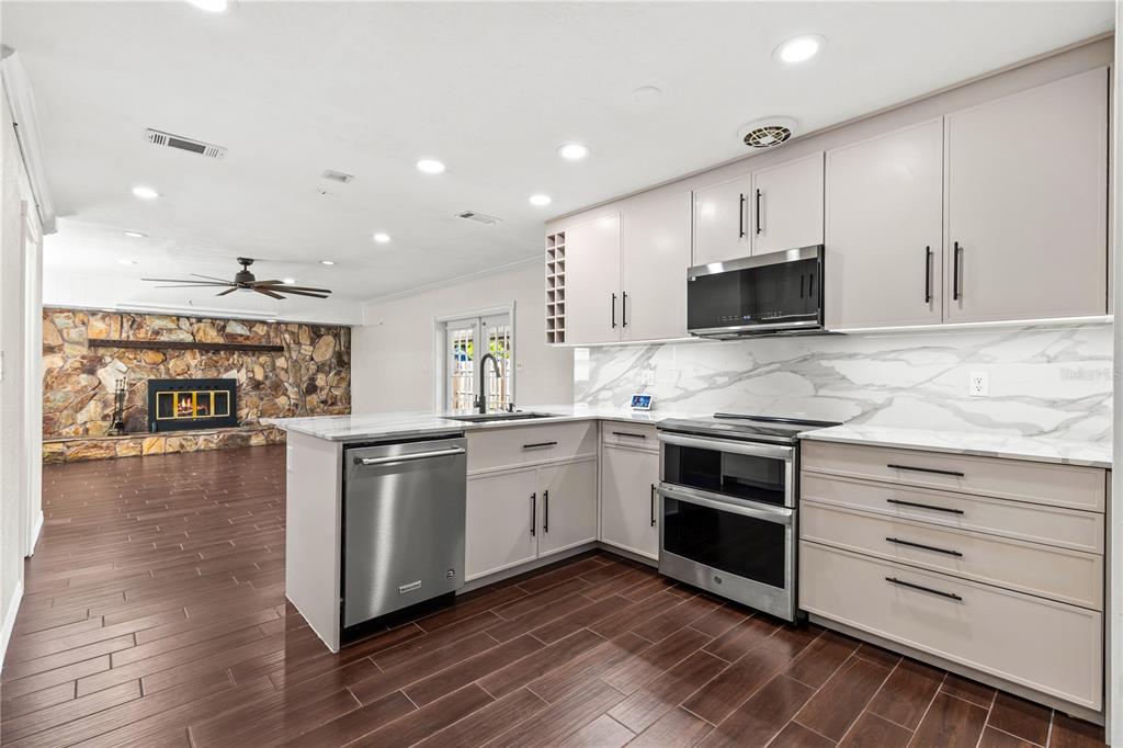 844 87TH AVENUE N, ST PETERSBURG, FL — photo 3 of 30