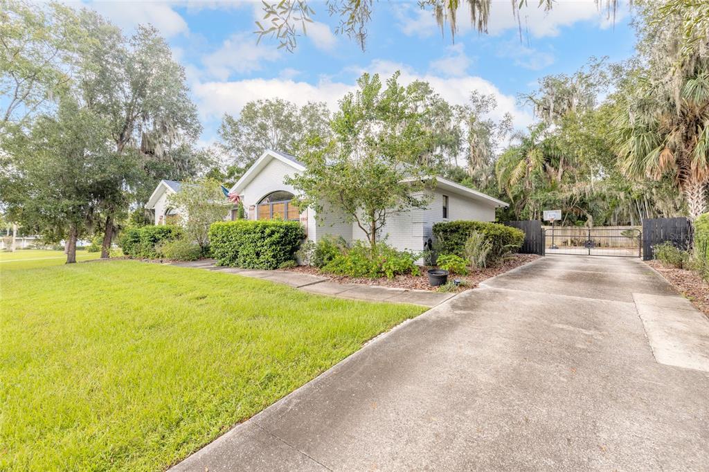 208 W STETSON AVENUE, DELAND, FL — photo 4 of 30