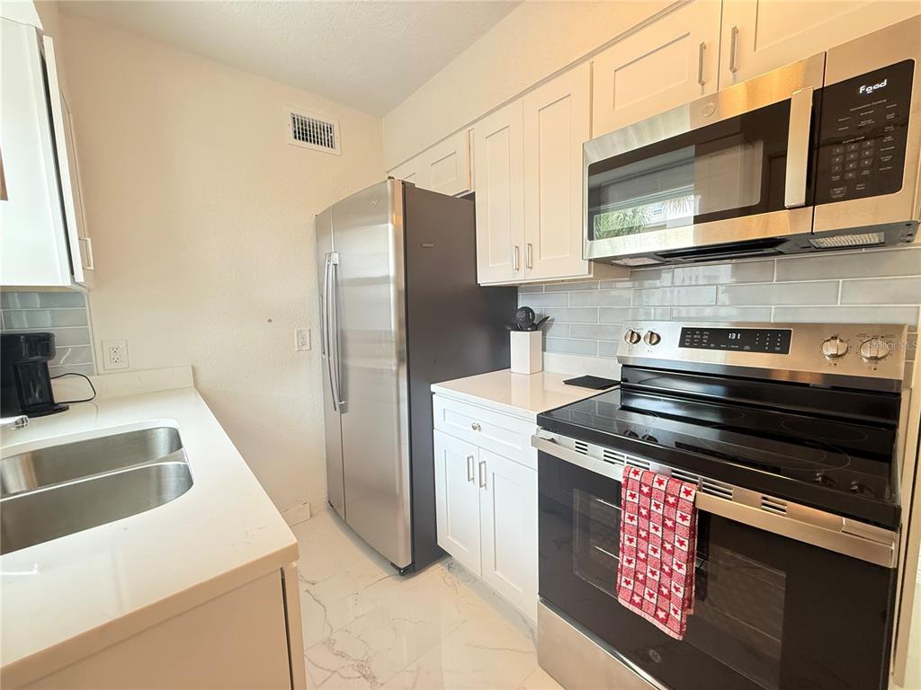 80 144TH AVENUE, MADEIRA BEACH, FL — photo 4 of 30