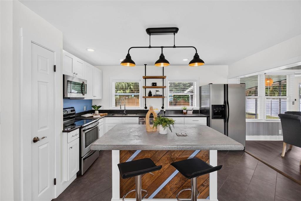 3312 MELTON STREET N, ST PETERSBURG, FL — photo 4 of 21