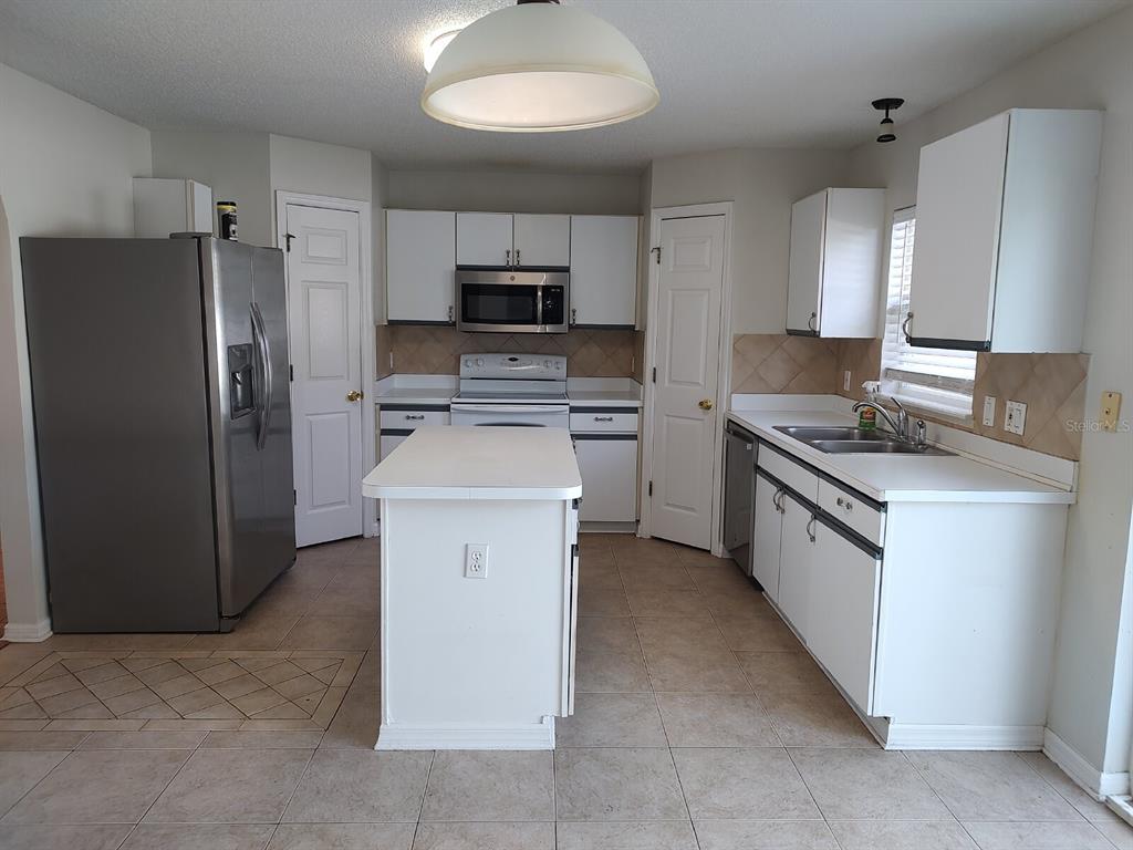 680 BASINGSTOKE COURT, KISSIMMEE, FL — photo 4 of 25
