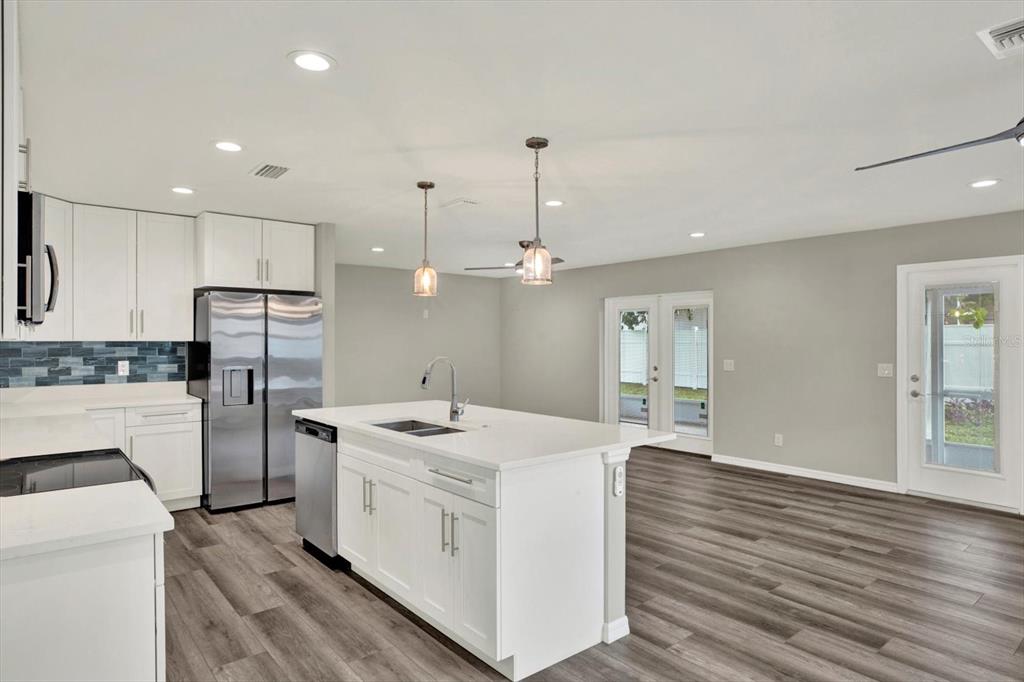 7505 W HENRY AVENUE, TAMPA, FL — photo 5 of 30