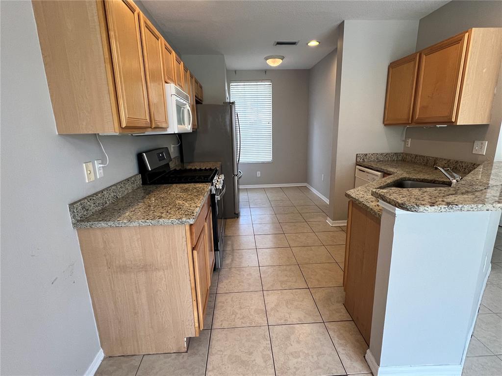 10008 TATE LANE, TAMPA, FL — photo 4 of 19