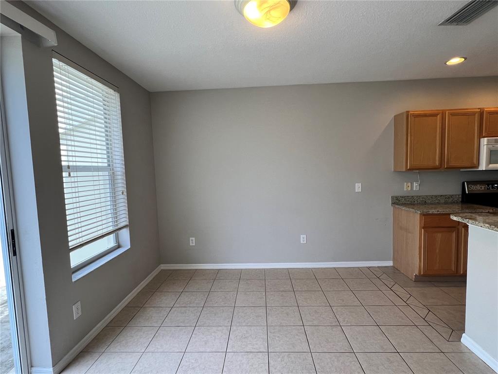 10008 TATE LANE, TAMPA, FL — photo 5 of 19