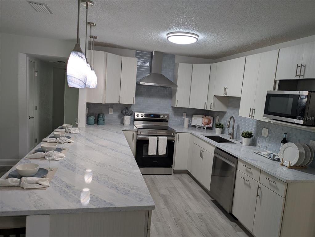 3641 BEACH DRIVE SE, ST PETERSBURG, FL — photo 5 of 30