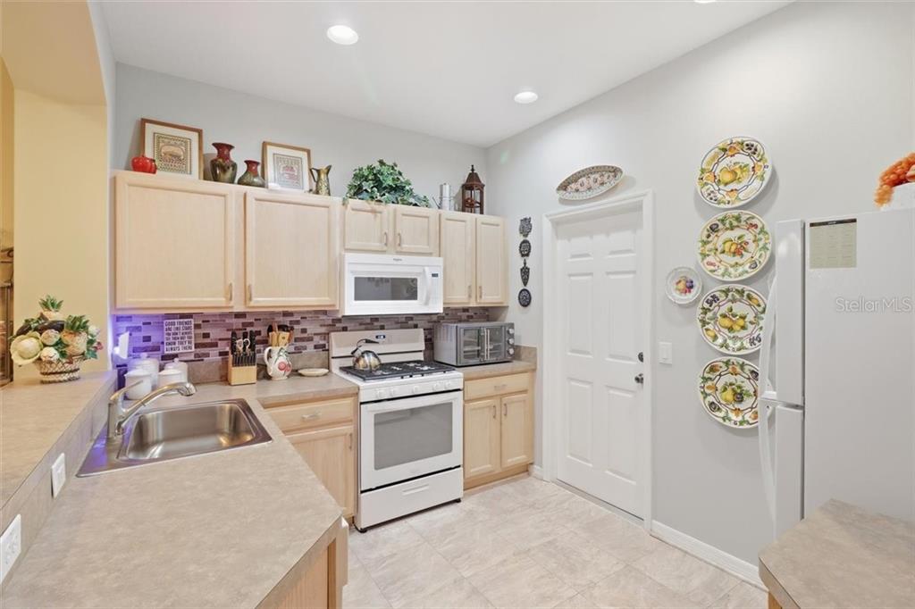 1708 W Spring Meadow LOOP, LECANTO, FL — photo 4 of 30