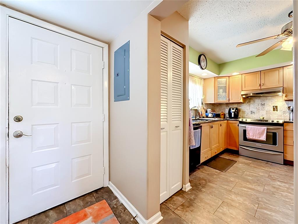 6305 NEWTOWN CIRCLE UNIT 5B4, TAMPA, FL — photo 4 of 30