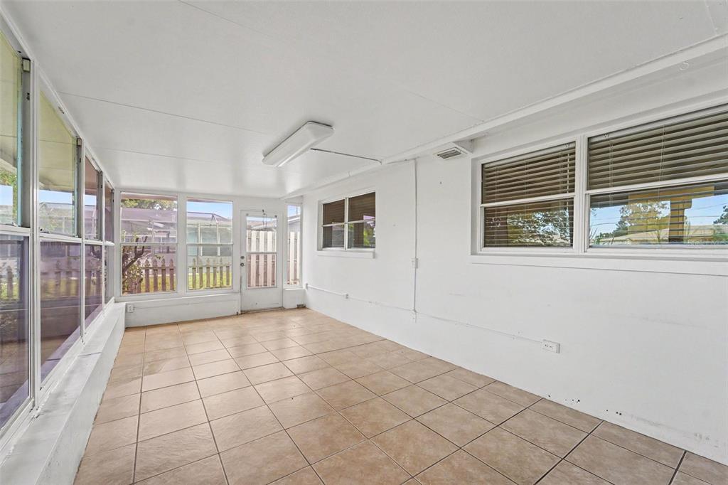 10525 OLEANDER DRIVE, PORT RICHEY, FL — photo 4 of 20