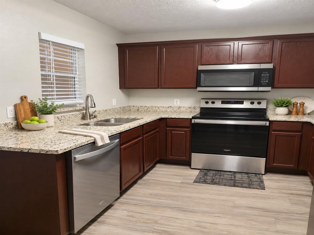 239 CASTLEKEEPER PL, VALRICO, FL — photo 3 of 25