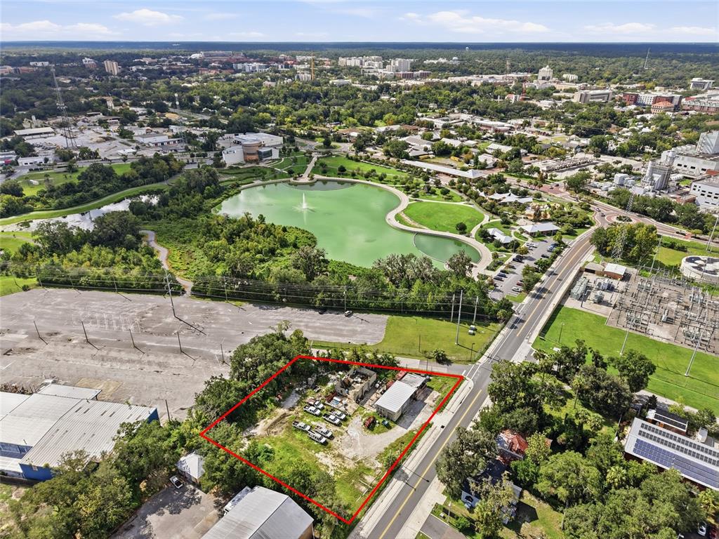 An aerial view shows a vacant lot outlined in red next to a city park — 916 SE 4TH STREET, GAINESVILLE, FL
