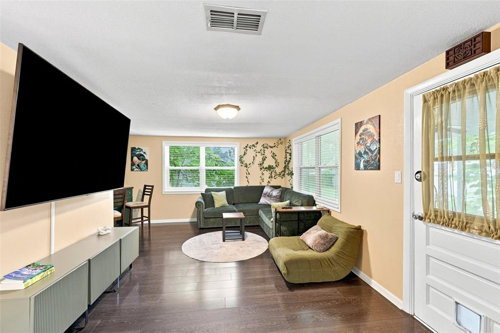 8911 N HIGHLAND AVENUE, TAMPA, FL — photo 4 of 30