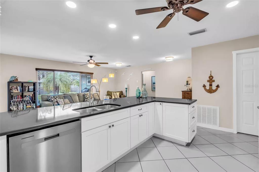 8402 14TH AVENUE NW, BRADENTON, FL — photo 3 of 30