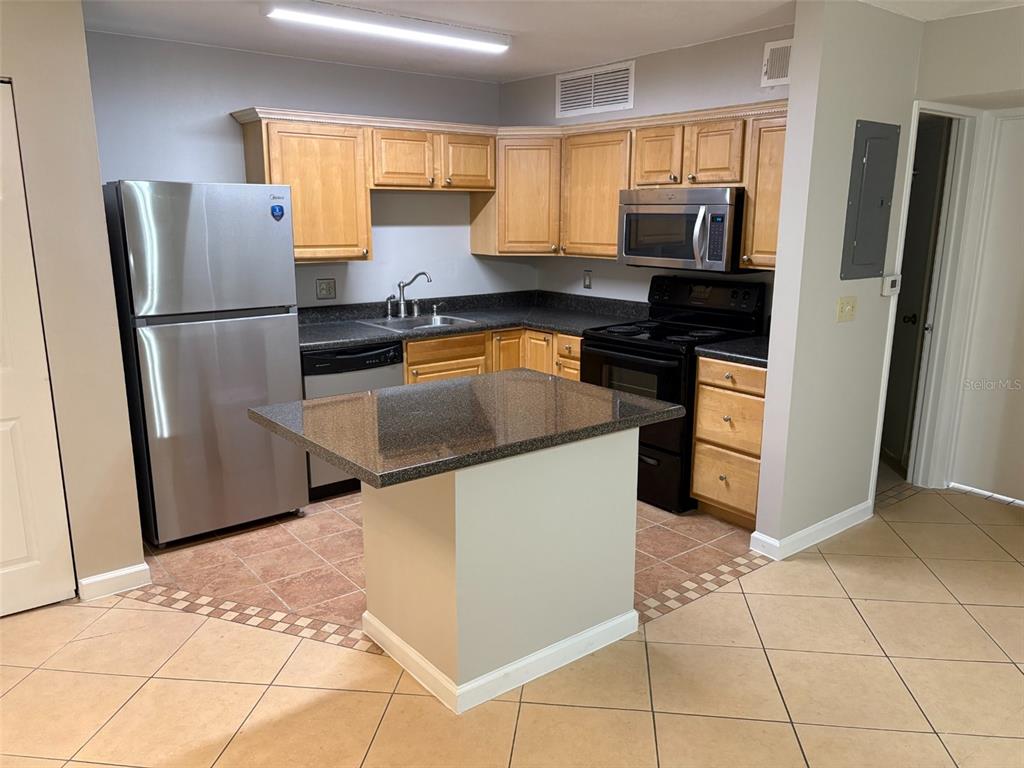 360 LAKEPOINTE DRIVE UNIT 202, ALTAMONTE SPRINGS, FL — photo 3 of 24
