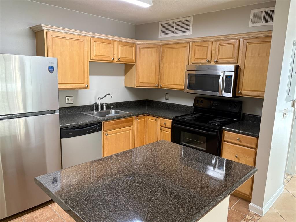360 LAKEPOINTE DRIVE UNIT 202, ALTAMONTE SPRINGS, FL — photo 4 of 24