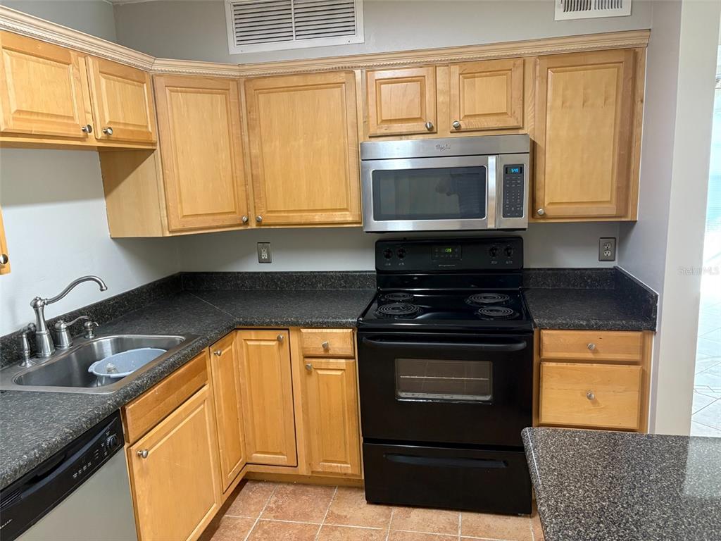 360 LAKEPOINTE DRIVE UNIT 202, ALTAMONTE SPRINGS, FL — photo 5 of 24