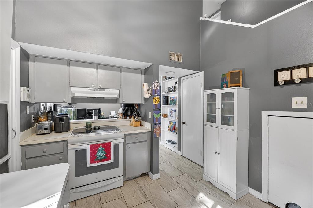 5601 ASHLEY OAKS DRIVE UNIT 6, TAMPA, FL — photo 5 of 30