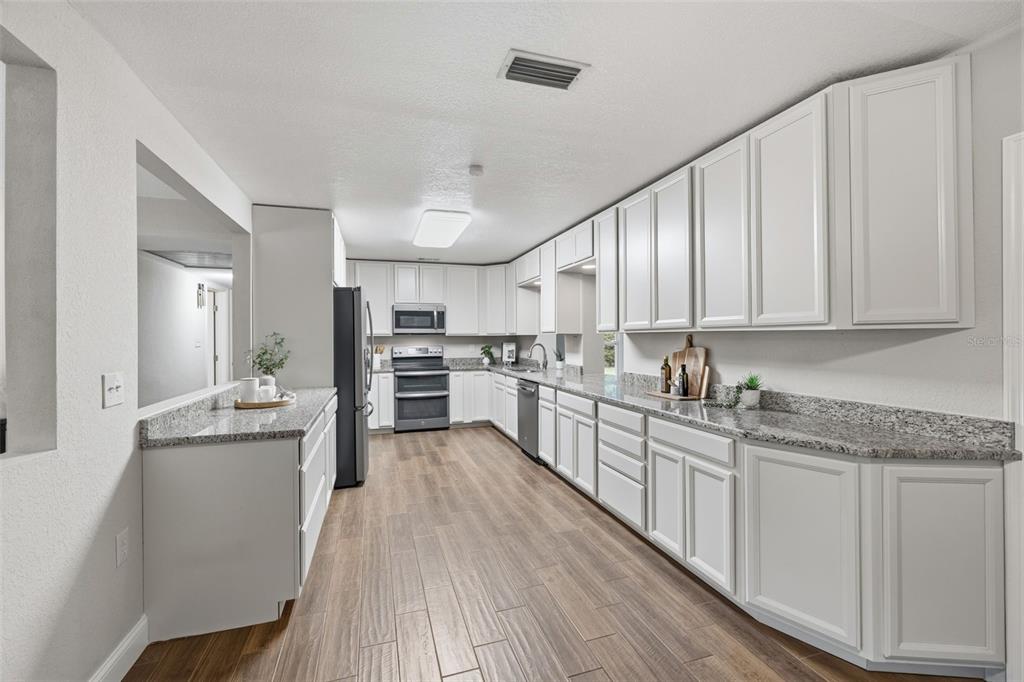 11714 N ROME AVENUE, TAMPA, FL — photo 4 of 30