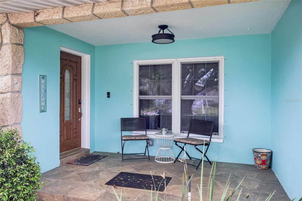 A screened-in patio features a kidney-shaped swimming pool, a hot tub, and paver flooring — 13801 87TH AVENUE, SEMINOLE, FL
