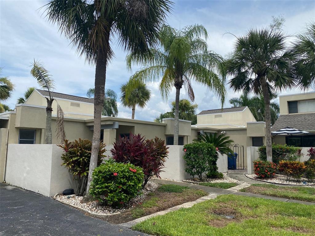 2221 MEADOWLAKE COURT