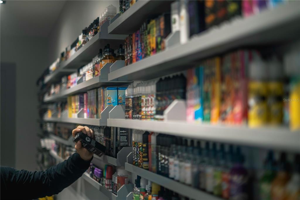 Established Smoke Shop ESTABLISHED STAFF