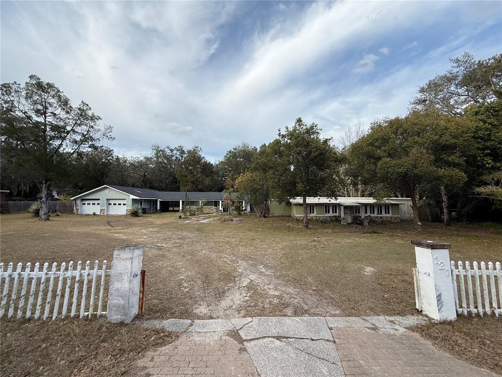 121 PEBBLE LANE