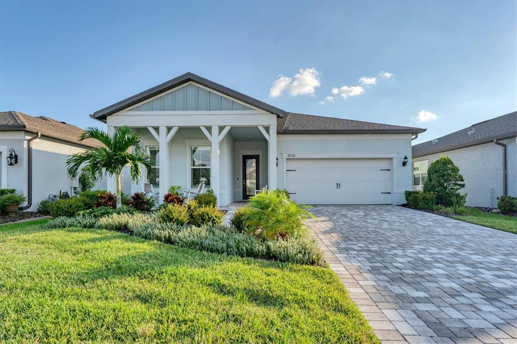 8541 COASTAL PALMS GLEN