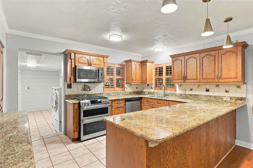 1146 30TH AVENUE N, ST PETERSBURG, FL — photo 4 of 40