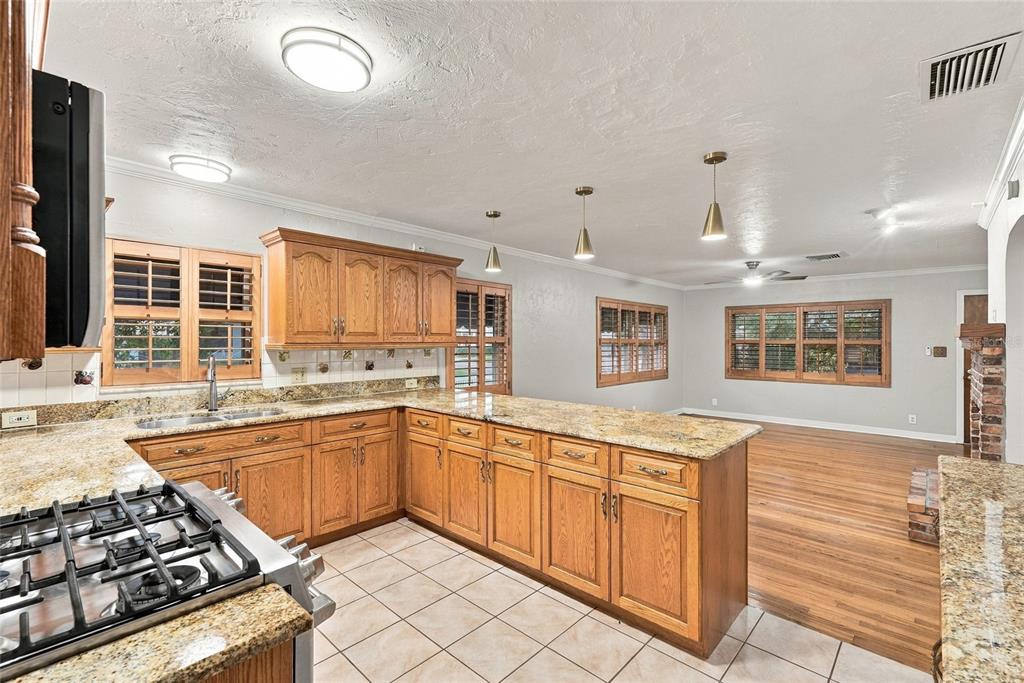 1146 30TH AVENUE N, ST PETERSBURG, FL — photo 5 of 40