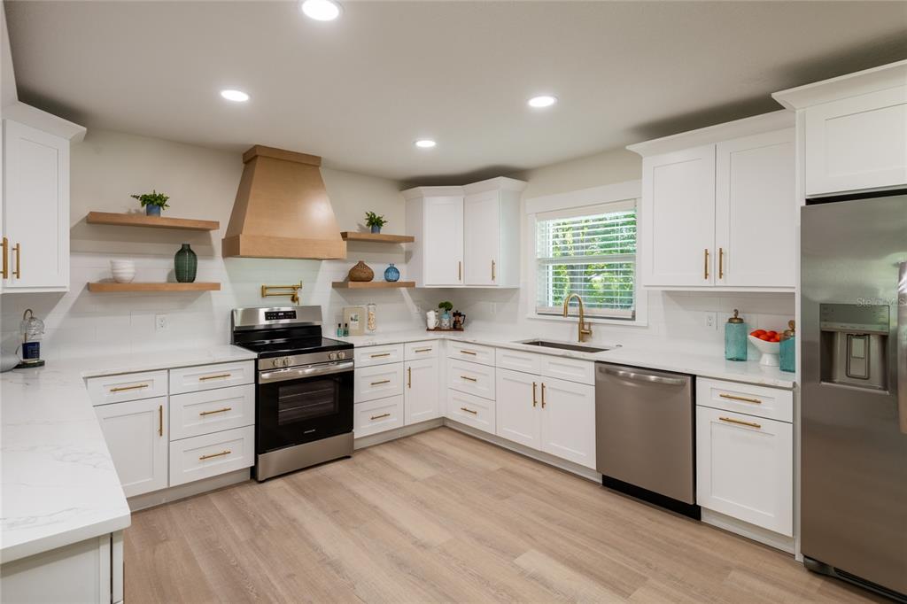 796 PINEWOOD DRIVE, DUNEDIN, FL — photo 4 of 30