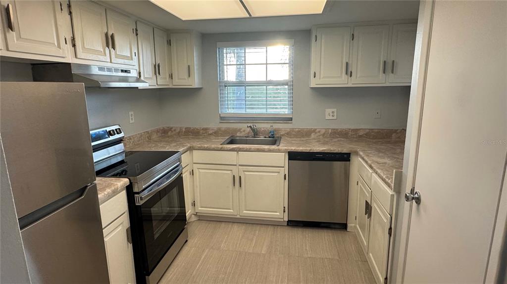 8827 BAY POINTE DRIVE UNIT 203, TAMPA, FL — photo 5 of 26