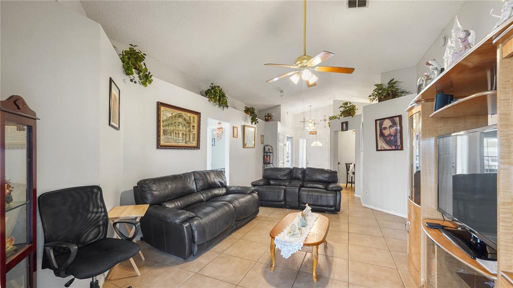 A dining area with a round table, four chairs, tile flooring, and a ceiling fan — 291 PINE ARBOR DRIVE, ORLANDO, FL