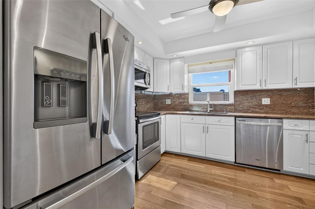1120 N SHORE DRIVE NE UNIT 502, ST PETERSBURG, FL — photo 4 of 28