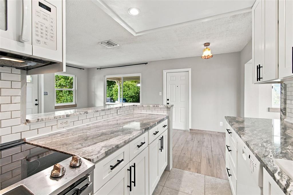 2315 AMHERST AVENUE, BRADENTON, FL — photo 4 of 30