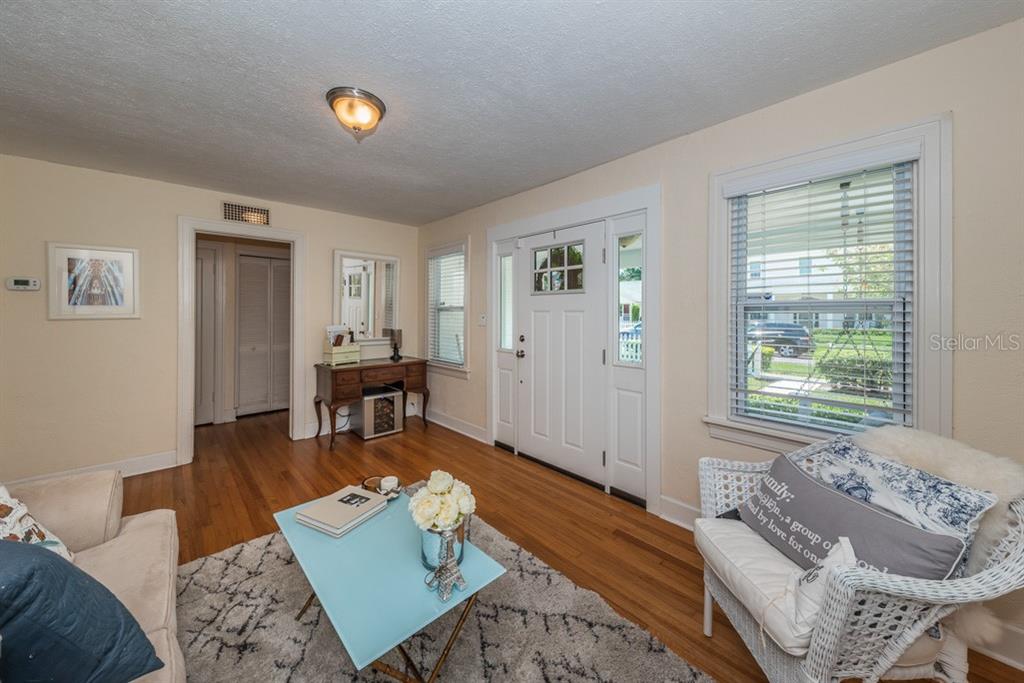 1037 18TH AVENUE N, ST PETERSBURG, FL — photo 4 of 24