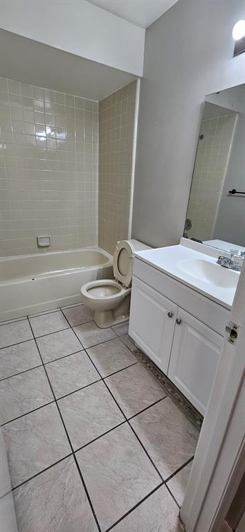 A bathroom features a tiled tub-shower combination, a toilet, and a white vanity cabinet — 2227 MARGARITA COURT UNIT 2227, KISSIMMEE, FL