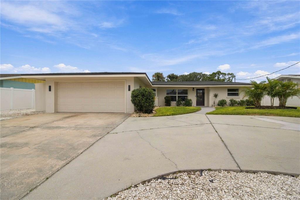 9911 ROYAL PALM DRIVE, BRADENTON, FL — photo 3 of 25