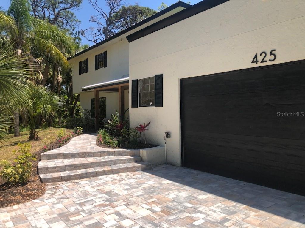 425 LAUREL ROAD W