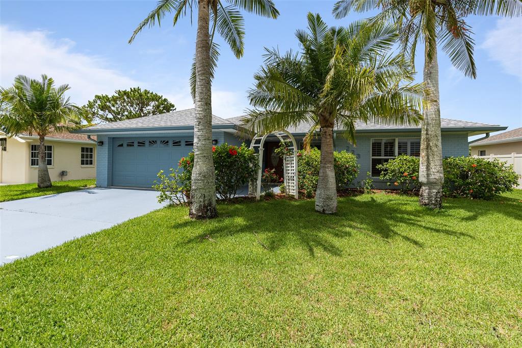 223 NE GOLF CLUB DRIVE