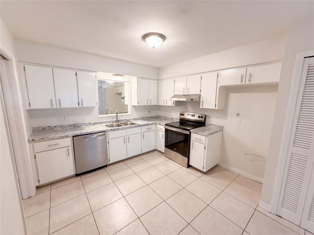 208 ROBIN ROAD, ALTAMONTE SPRINGS, FL — photo 2 of 30