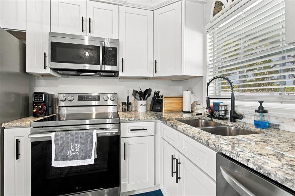335 COUNTRY CLUB DRIVE, OLDSMAR, FL — photo 4 of 52