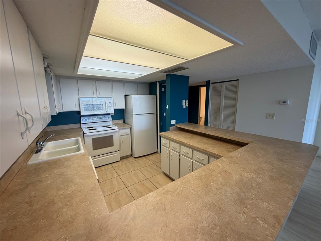 450 TREASURE ISLAND CWY UNIT 302, TREASURE ISLAND, FL — photo 2 of 8
