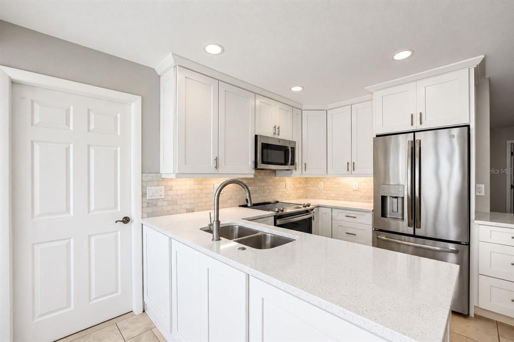913 SUTTON PLACE, PALM HARBOR, FL — photo 3 of 30