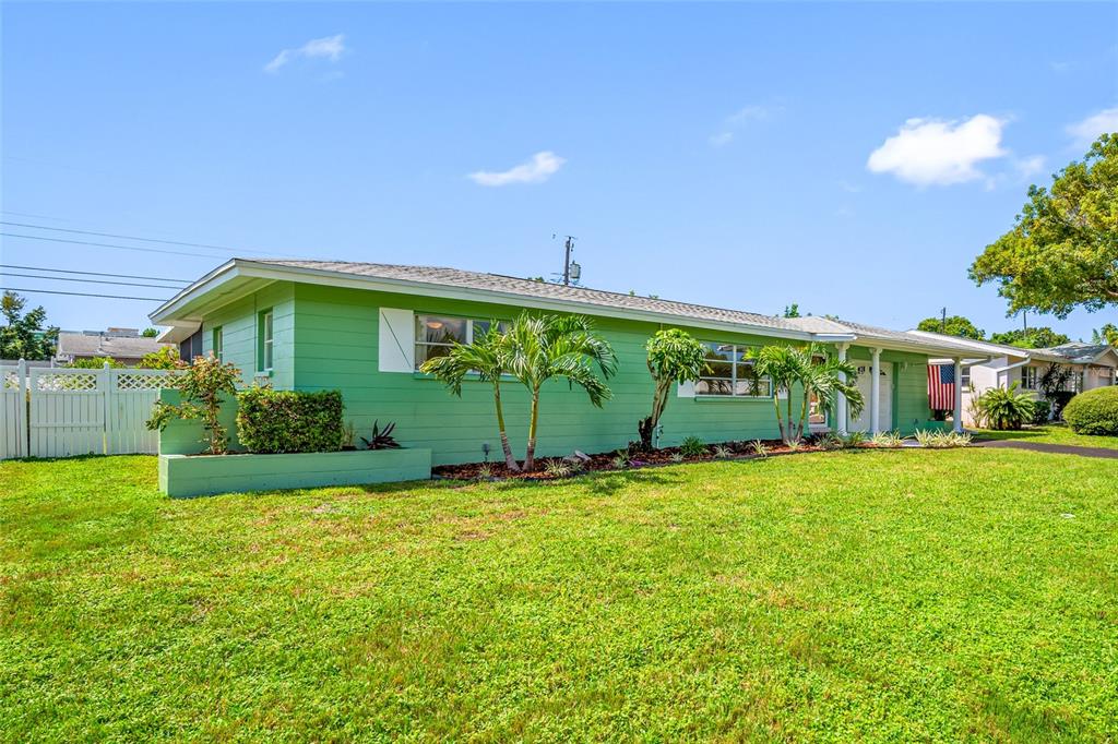A screened-in patio features a glass-top table with four white wicker chairs and ceiling fans — 11450 80TH AVENUE, SEMINOLE, FL