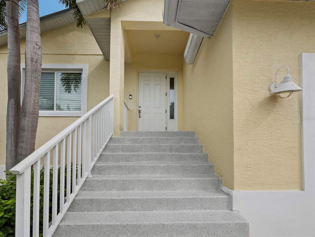 182 ISLAND CIRCLE, SARASOTA, FL — photo 4 of 41
