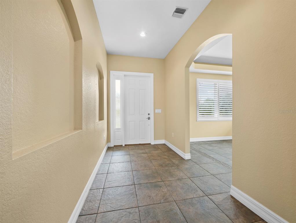 182 ISLAND CIRCLE, SARASOTA, FL — photo 5 of 41